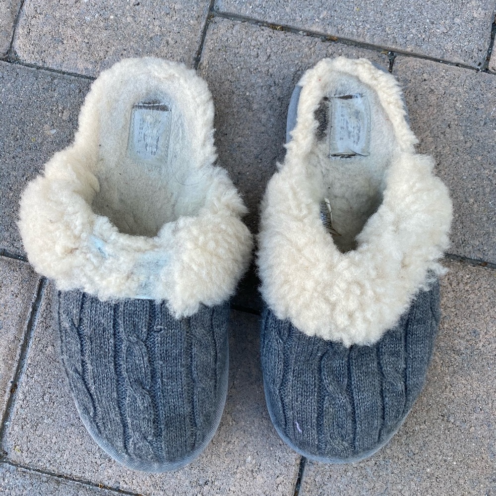 (932) UGG Slippers - Picture 2 of 8